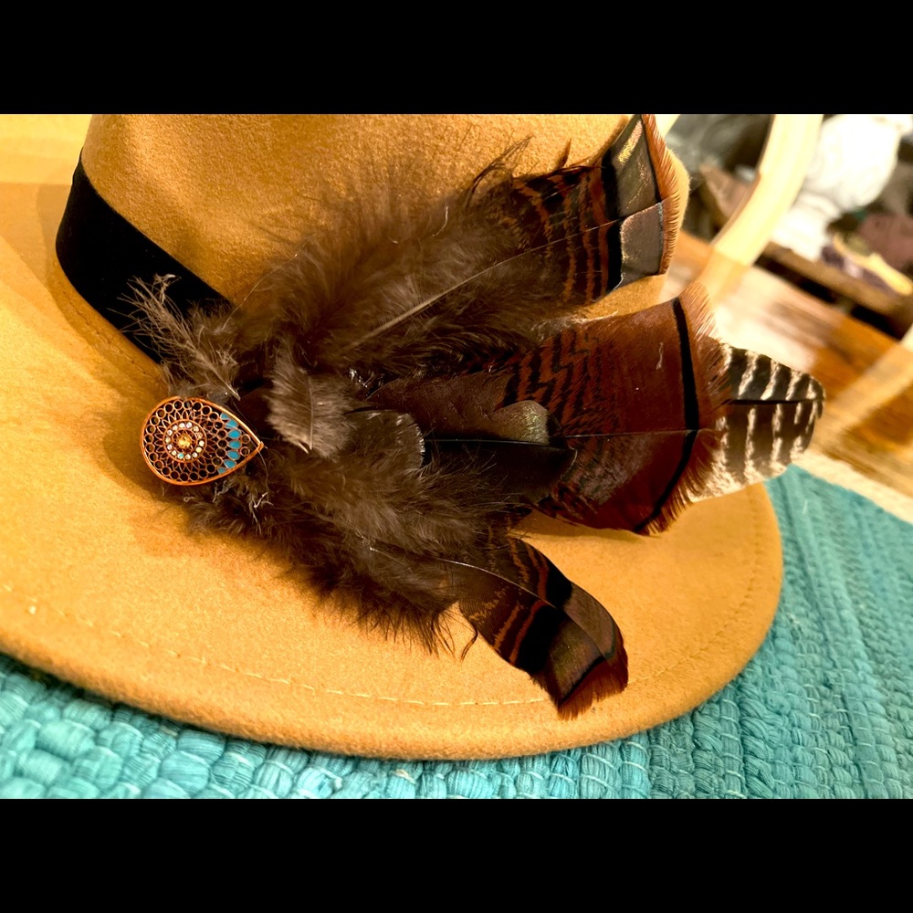 Hat feather band clip